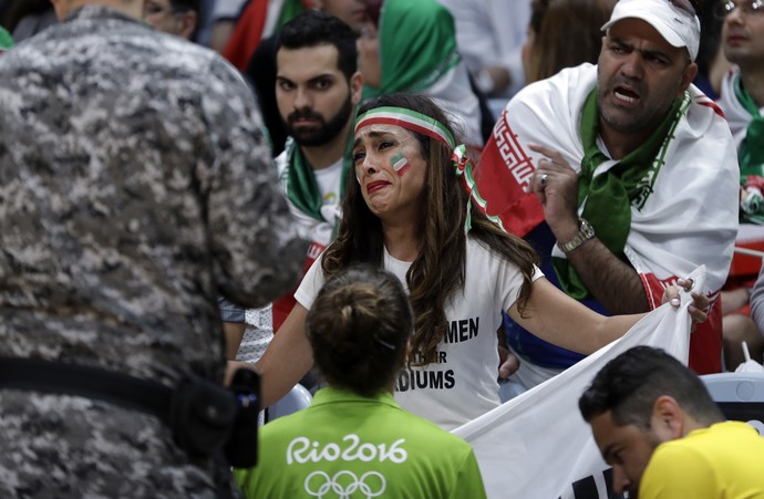O Iraniano E O Russo Ventilam Na Zona Do Fã No Campeonato Do Mundo Imagem  Editorial - Imagem de festa, esportes: 120070740