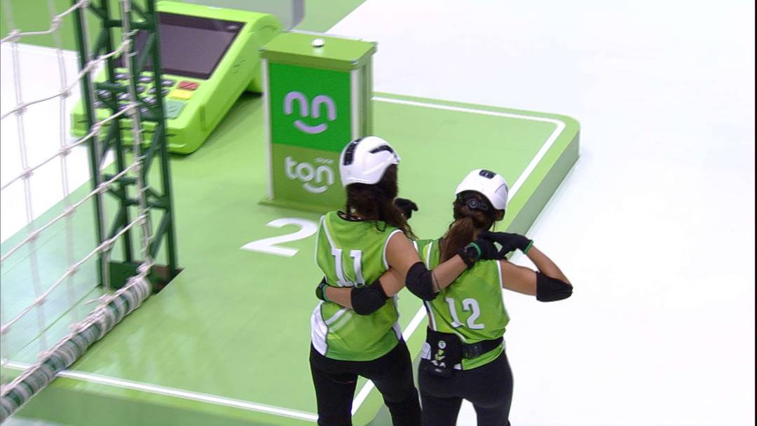 Domitila e Key Alves são desclassificadas, mas Domitila acabou torcendo o pé na prova e precisou de ajuda para voltar (Foto Reprodução/Globo)