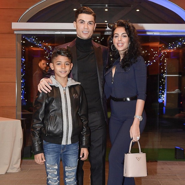 Georgina Rodríguez com Cristiano Ronaldo e Cristiano Ronaldo Junior (Foto: Reprodução/Instagram)