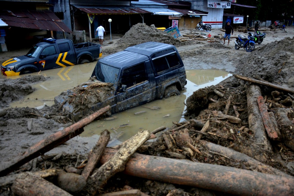 Carros ficam submersos na lama depois que inundaes passaram pela vila de Radda com vrias pessoas mortas e dezenas de desaparecidos em Sulawesi, na Indonsia  Foto: Abriawan Abhe/Antara Foto via Reuters
