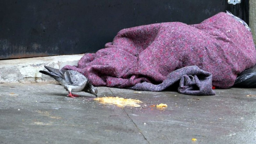 Morador de rua se abriga do frio em 28 de julho, que registrou início de baixas históricas de temperatura em SP — Foto: Jorge Araújo/Fotos Públicas