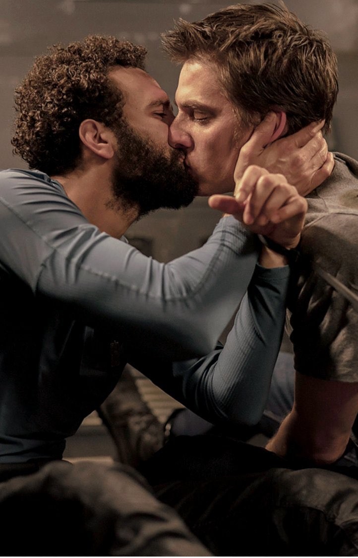 Joe (Marwan Kenzari) e Nick (Luca Marinelli) em The Old Guard (Foto: Divulgação / Netflix)