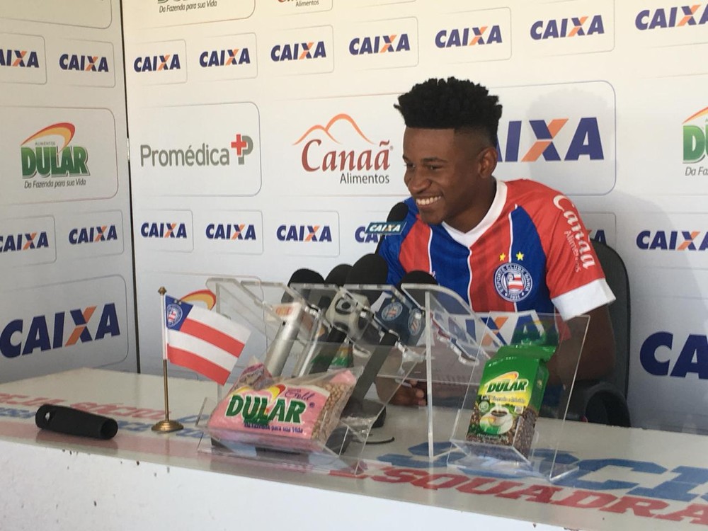 Ramires se mostra lisonjeado com interesse do Corinthians, mas diz: 
