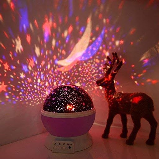 A luminária com projeção de estrelas está disponível com sua estrutura na cor rosa (Foto: Reprodução / Amazon)