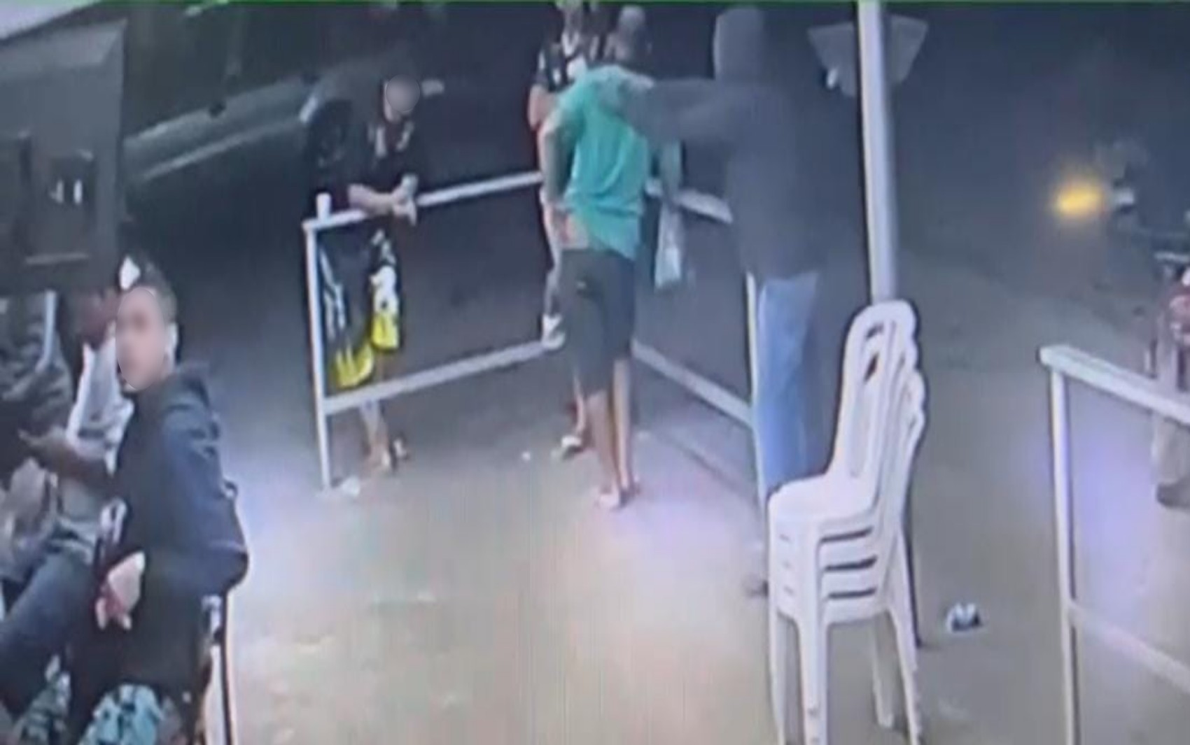 VÃ­deo mostra homem atirando Ã  queima-roupa contra clientes de distribuidora em Aparecida de GoiÃ¢nia 