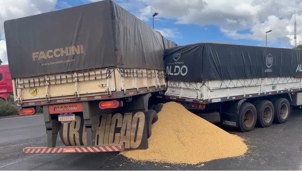 Batida entre duas carretas foi registrada na BR-365 em Uberlândia — Foto: Bárbara Almeida/TV Integração
