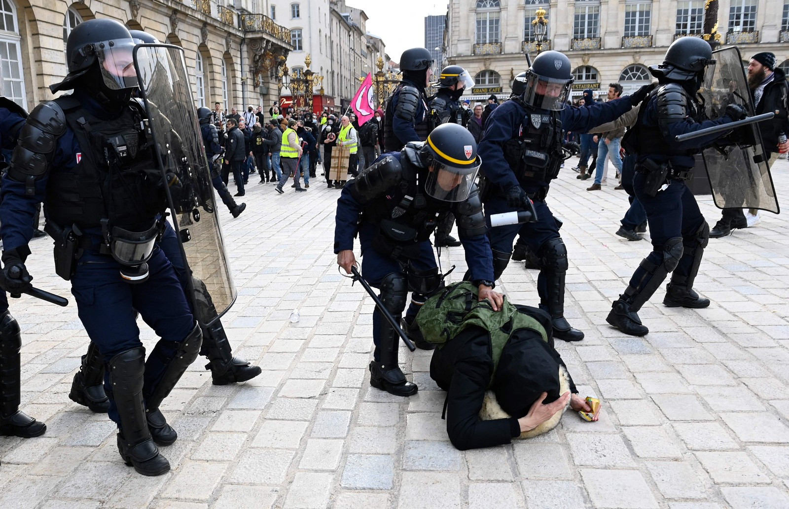 Manifestante é detido por um policial em Nancy — Foto: Jean-Christophe Verhaegen / AFP