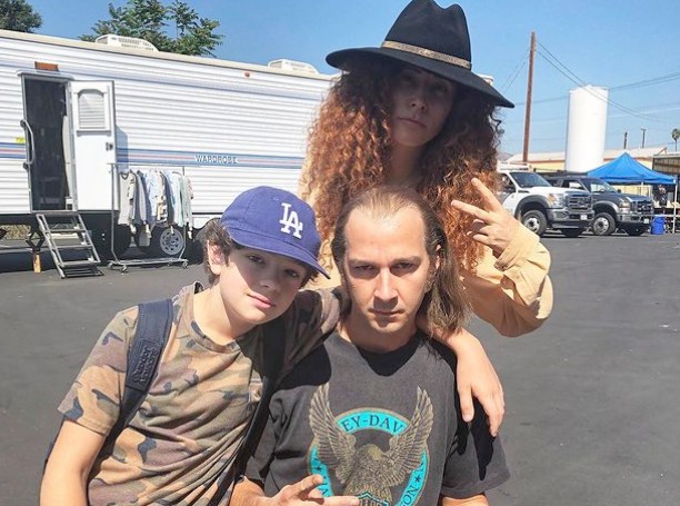 Alma Har'el com Noah Jupe e Shia LaBeouf, que estrelaram o filme O Preço do Talento (2019) (Foto: Reprodução / Instagram)