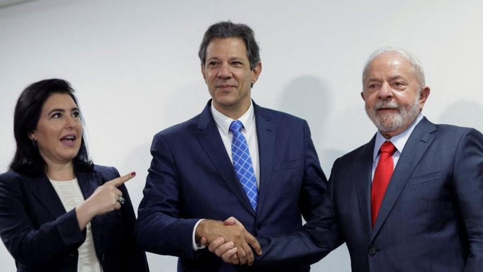 Os ministros Simone Tebet (Planejamento) e Fernando Haddad (Fazenda) ao lado do presidente Luiz Inácio Lula da Silva — Foto: Reuters