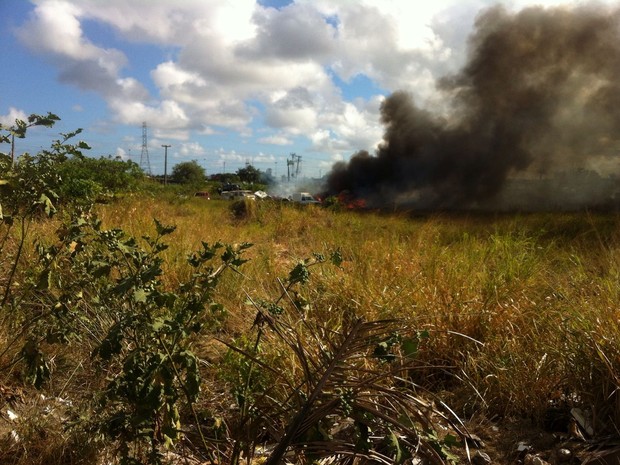 Incêndio atingiu o pátio de veículos da PRF-PE, localizado no Km 69 da BR-101, no bairro de Jardim São Paulo (Foto: PRF-PE/Divulgação)