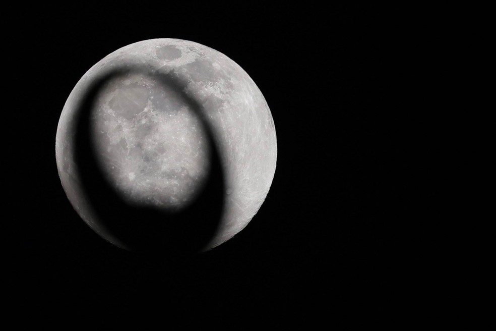 Superlua no céu de Dubai, registrada nesta terça-feira (25). — Foto: Giuseppe CACACE / AFP