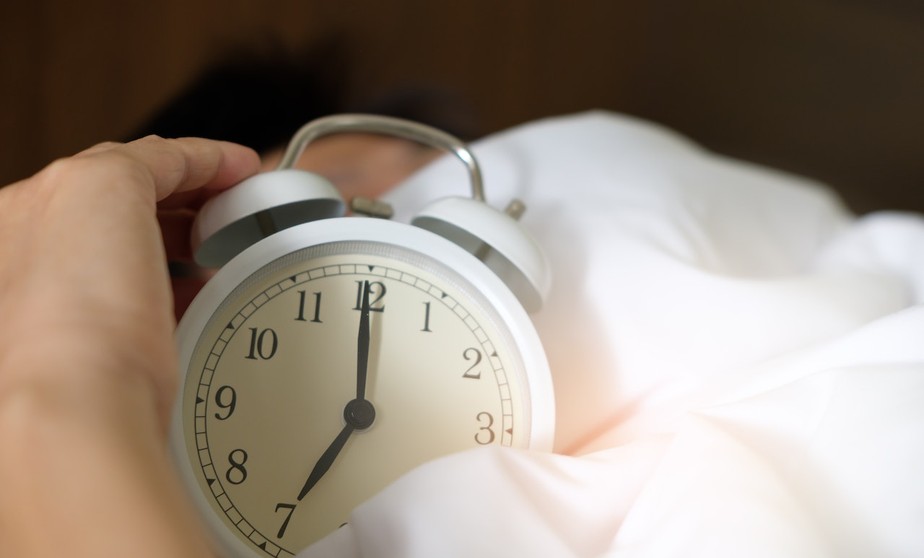 Dormir muito ou pouco pode aumentar vulnerabilidade a infecções, segundo sugere estudo