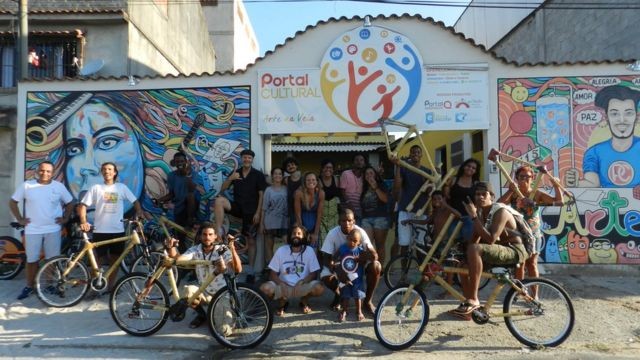 Sociólogo criou workshop para ensinar moradores de favela a construir bicicletas de bambu (Foto: Arquivo Pessoal via BBC)