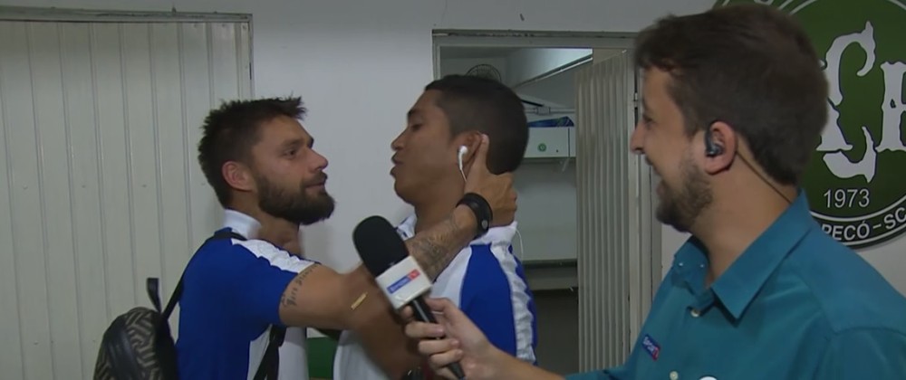 Briga, só por vaga: Rafael Sobis interrompe entrevista de Raniel com carinho