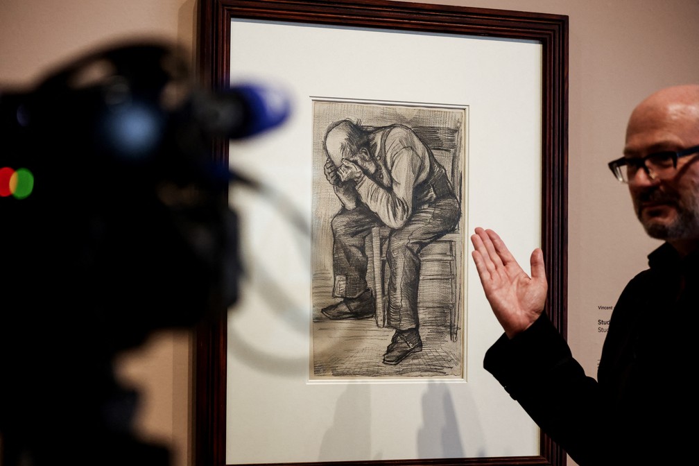 Desenho de Van Gogh de 1882 é exposto em Amsterdã pela primeira vez — Foto: KENZO TRIBOUILLARD / AFP