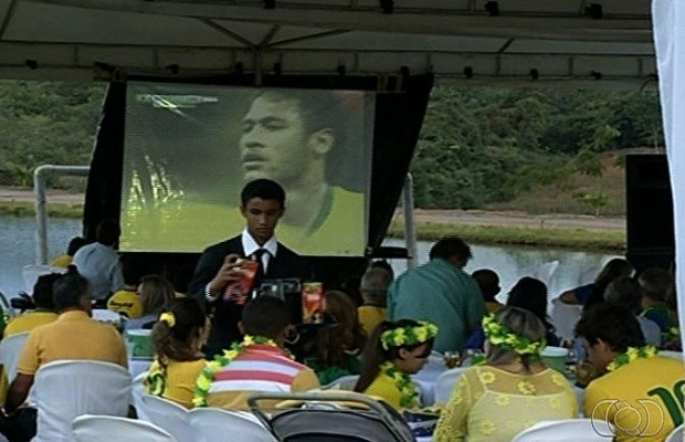 De amarelo, noiva se casa no mesmo horário da estreia do Brasil na Copa em Anápolis, Goiás 2 (Foto: Reprodução/TV Anhanguera)