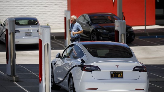Carros da Tesla desvalorizam mais rápido do que concorrentes após cortes de preços