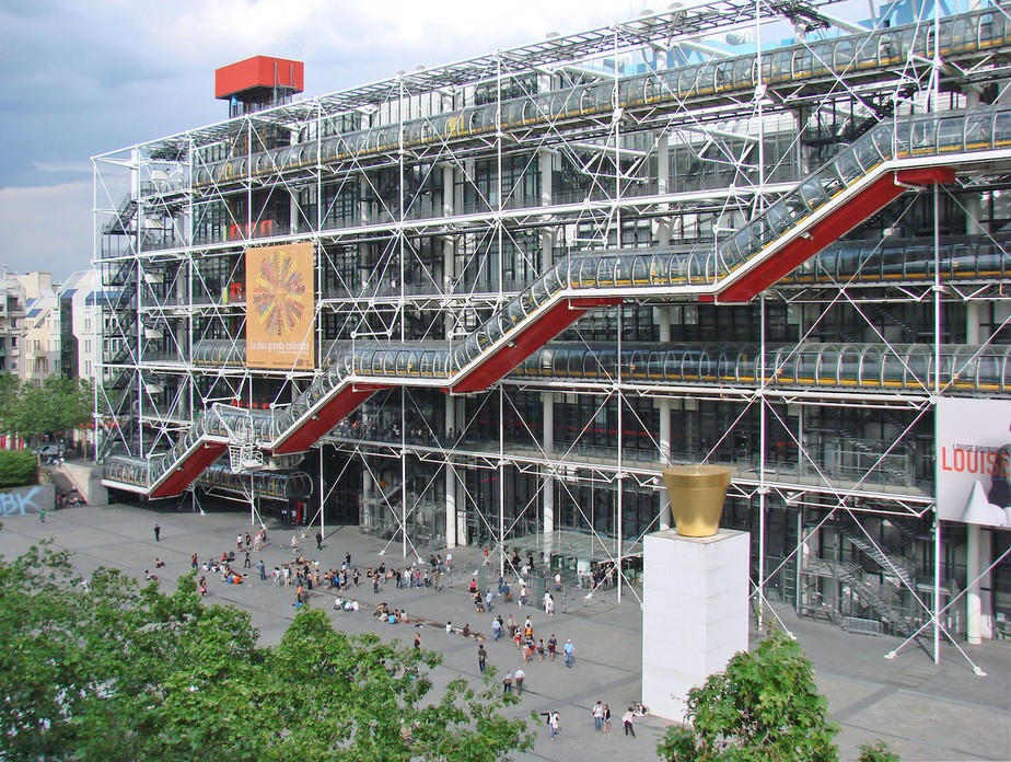 Fachada principal do Centro Pompidou de Paris com a grande praça em frente