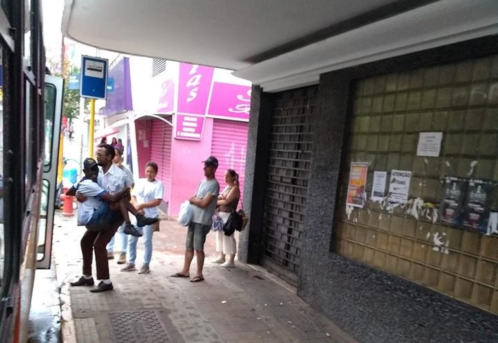 Foto de motorista ajudando deficiente a entrar no Ã´nibus fez sucesso nas redes sociais â Foto: Angela Silva