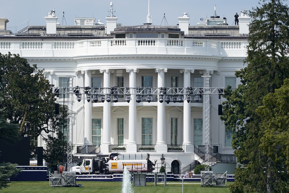 Fachada da Casa Branca preparada para discurso de Donald Trump previsto para 27 de agosto — Foto: Patrick Semansky/Arquivo/Reuters
