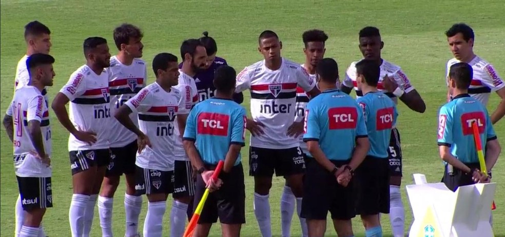 Arbitragem conversa com jogadores do São Paulo e explicam adiamento do jogo — Foto: Reprodução TV Globo