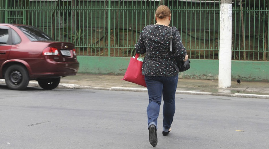 Imprudência. Pedestre atravessa fora da faixa na Rua Turiaçu, em Perdizes, zona oeste; CET editará normas na capital  (Foto: Estadão Conteúdo)