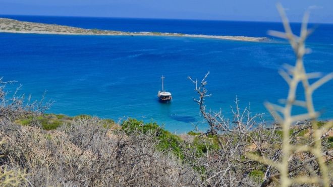 Praia em Creta, na Grécia: país deve reabrir para o turismo e permitirá a entrada de visitantes de diversas partes do mundo em que casos de coronavírus estão controlados — Brasil não está incluso (Foto: GABRIEL BONIS, via BBC News Brasil)