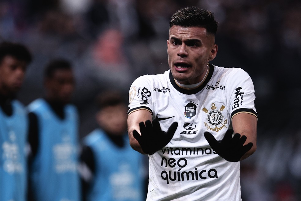 Rodrigo x Fausto: guardiões de Santos e Corinthians são peças chave do clássico alvinegro