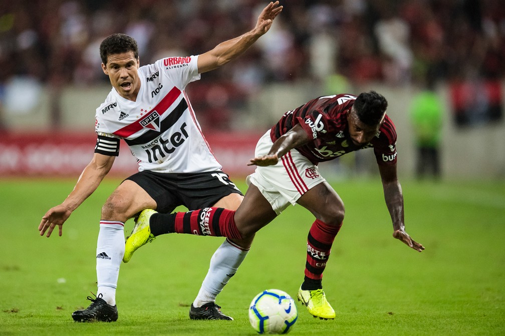 Hernanes em ação pelo São Paulo contra o Flamengo, na estreia de Fernando Diniz — Foto: Jorge R Jorge/BP Filmes