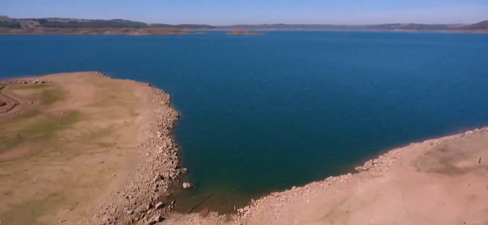 Áreas que normalmente ficam cobertas pela água estavam secas no lago da represa de Emborcação — Foto: TV Integração/Reprodução