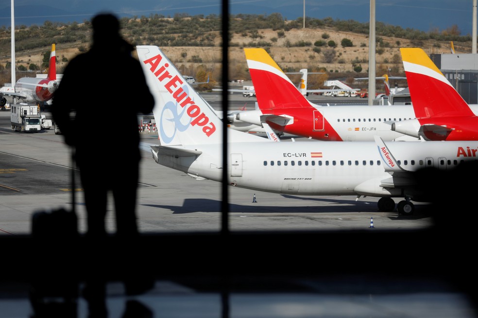 Imagem do aeroporto internacional de Barajas, próximo a Madri, em dezembro de 2020 — Foto: Susana Vera/Reuters