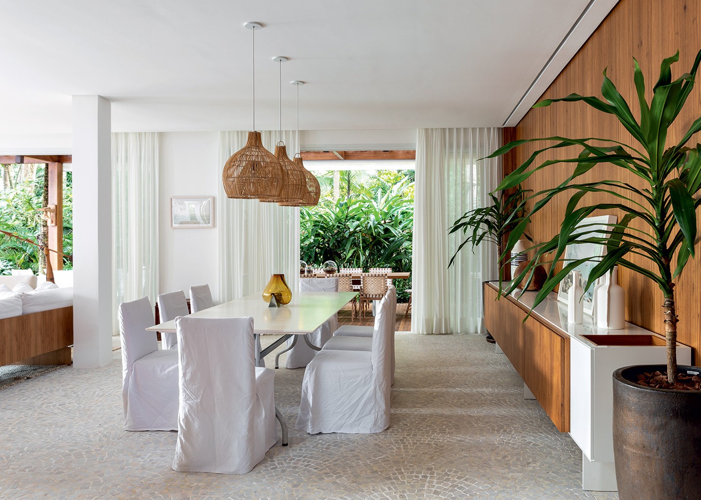 Casa de praia de 700 m² tem decoração neutra e clima de oásis (Foto: Fran Parente/divulgação)