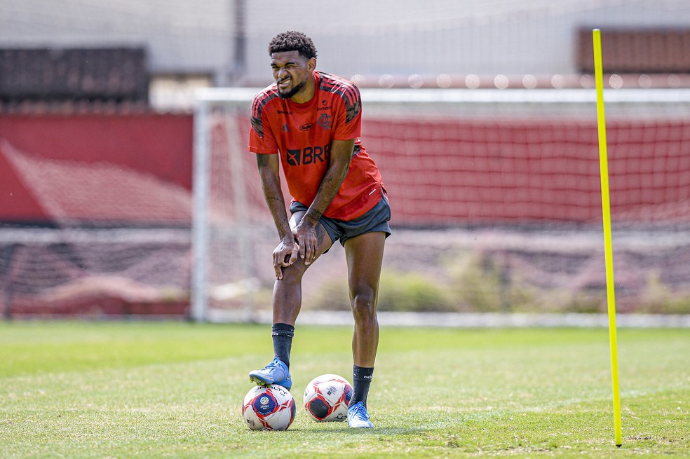 Bruno Viana já treina sem a proteção no braço — Foto: Alexandre Vidal/Flamengo