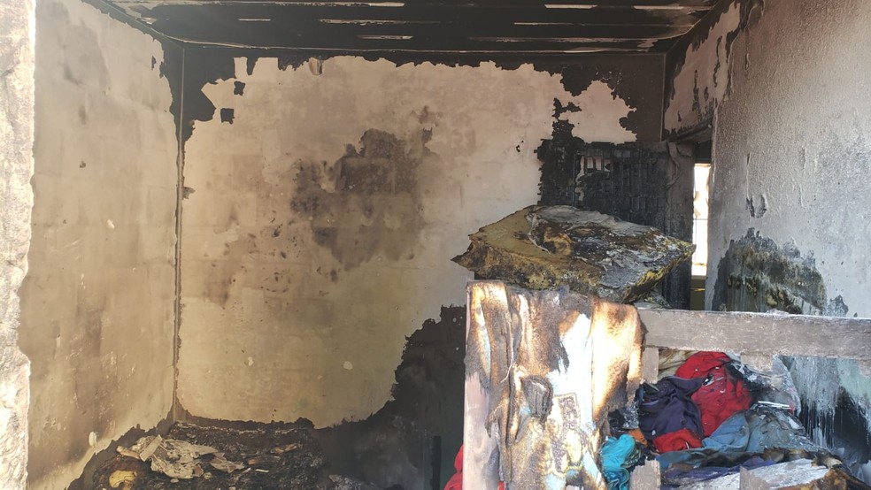 Quarto foi destruído pelas chamas — Foto: Vagner Tolendato/TV Globo