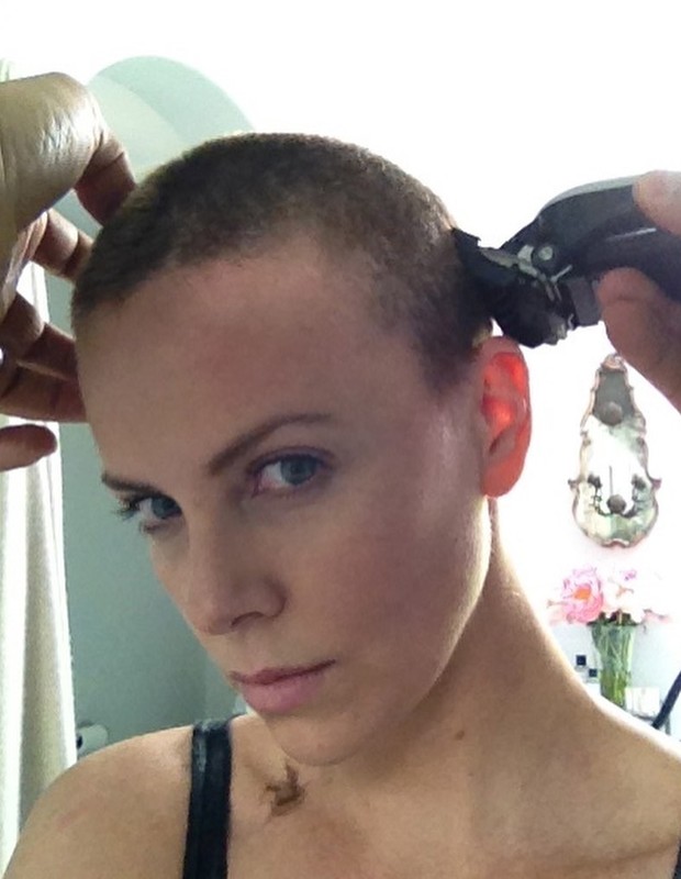 Charlize Theron raspa a cabeça para Mad Max (Foto: Reprodução/Instagram)