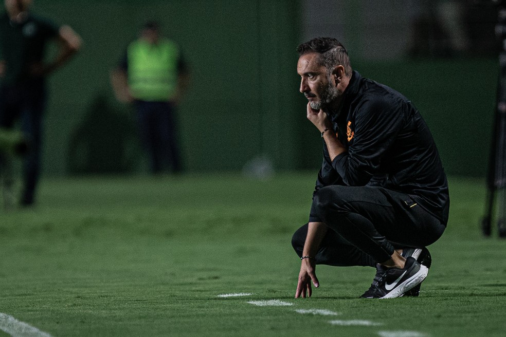 Análise: Corinthians volta a se sentir prejudicado pela arbitragem, mas precisa reagir por Libertadores