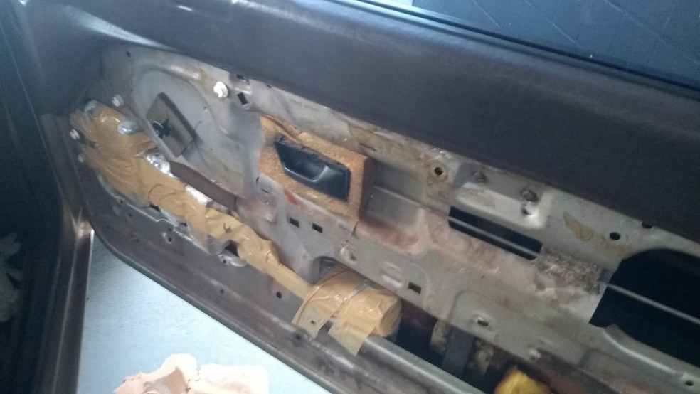 Na lataria traseira e em outros compartimentos do carro foram localizados os tabletes da droga que pesaram 48 quilos — Foto: Polícia Rodoviária /Divulgação
