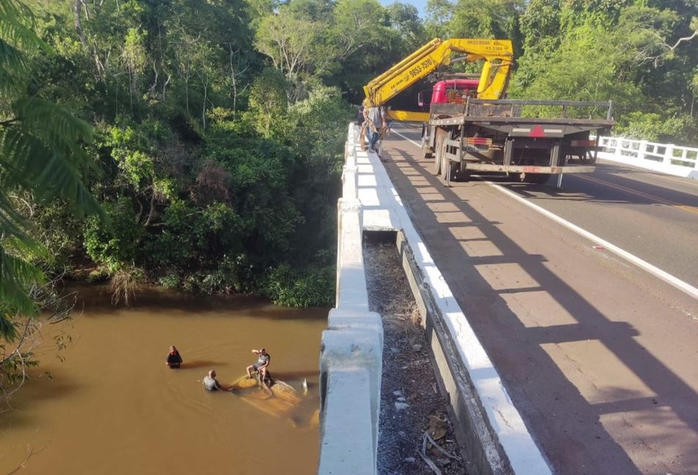 Carro foi retirado de rio por guindaste na PR-082 — Foto: Reprodução/RPC