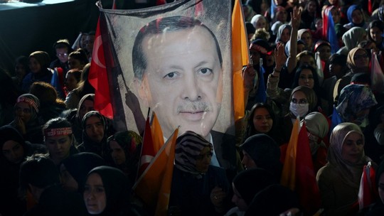 Erdogan é reeleito para mais um mandato de cinco anos, mantendo poder na Turquia desde 2003