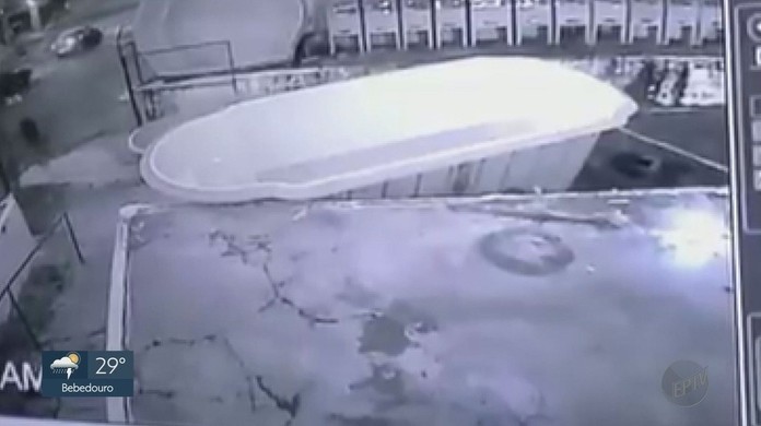 Piscina Voa Durante Temporal E Vai Parar Em Cima De Arvore Em Brodowski Sp Ribeirao Preto E Franca G1