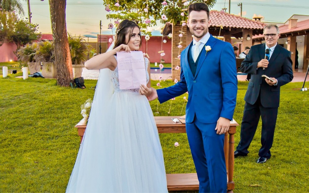 Noiva pede para que marido assine contrato prometendo que irá lavar a louça depois do casamento em Morro Agudo (SP) — Foto: Arquivo pessoal