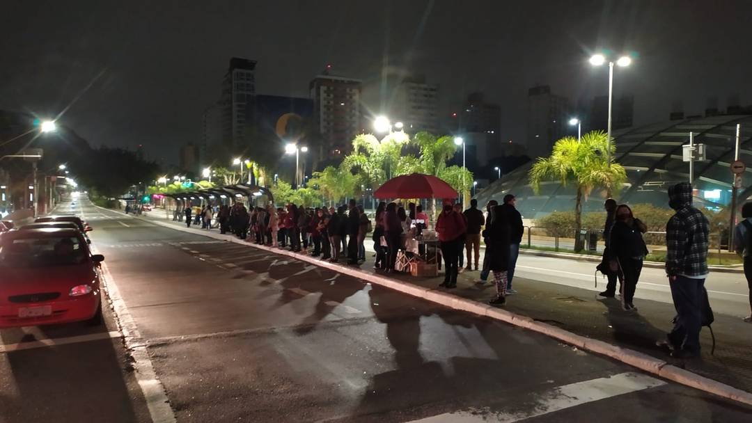 Passageiros em ponto de ônibus em frente à estação Brooklin do Metrô às 5h38 de terça-feira. Local costuma estar vazio neste horário