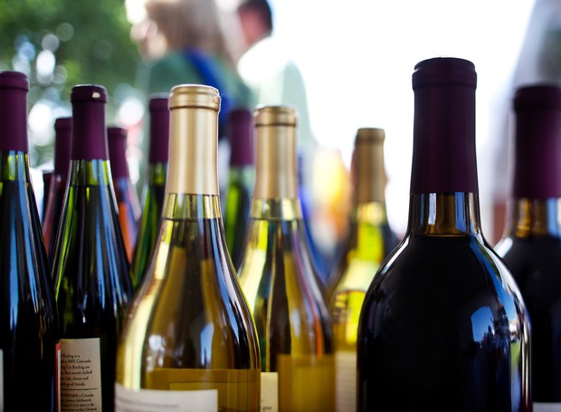 Uma adega também protege suas garrafas de vinho e mantém a temperatura ideal da bebida (Foto: Gettyimages)