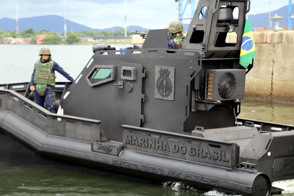 Lancha 'MangangÃ¡', da Marinha do Brasil, vai auxiliar no combate aos crimes transfronteiriÃ§os  â€” Foto: JosÃ© Claudio Pimentel/G1