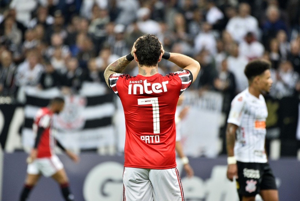 Alexandre Pato lamenta derrota do São Paulo — Foto: Marcos Ribolli