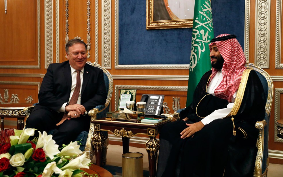 O secretÃ¡rio de Estado dos EUA, Mike Pompeo, durante encontro com o prÃ­ncipe herdeiro Mohamed bin Salman, em Riad, na ArÃ¡bia Saudita, na terÃ§a-feira (16) â Foto: Leah Millis/Pool/AFP