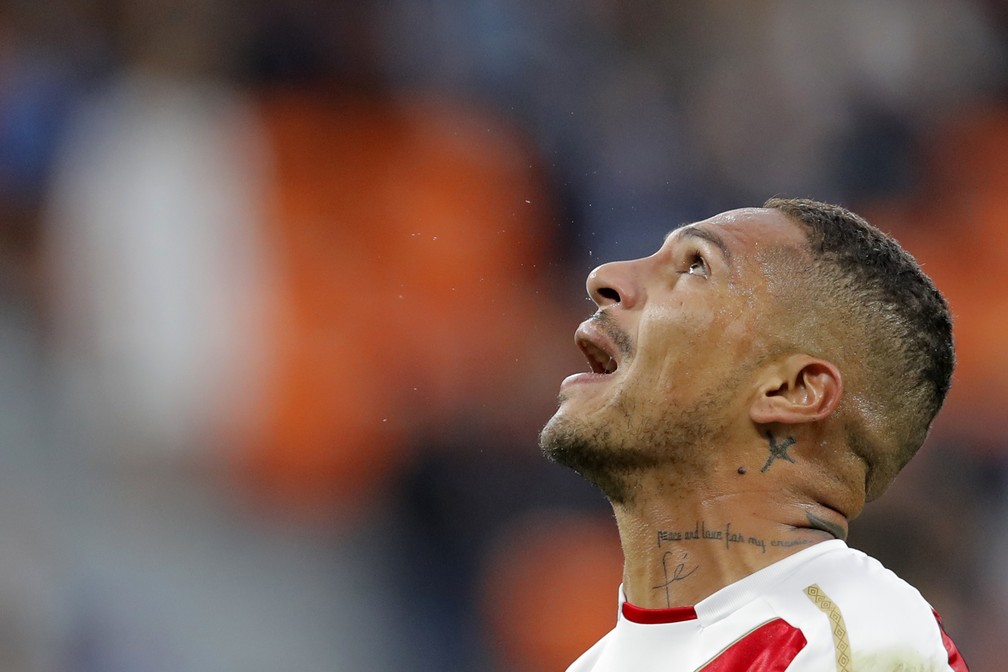 Guerrero pede ajuda aos cÃ©us. Em vÃ£o... (Foto: AP Photo/Vadim Ghirda)