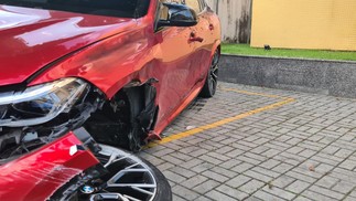 BMW teve a roda dianteira destruída — Foto: Marcos Nunes/Agência O Globo