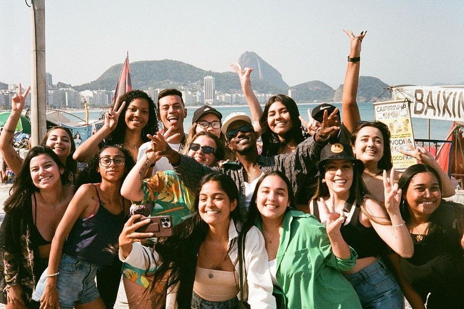 Músico e coreógrafo Johnny Blaze, da equipe de Justin Bieber, cercado de fãs em Copacabana