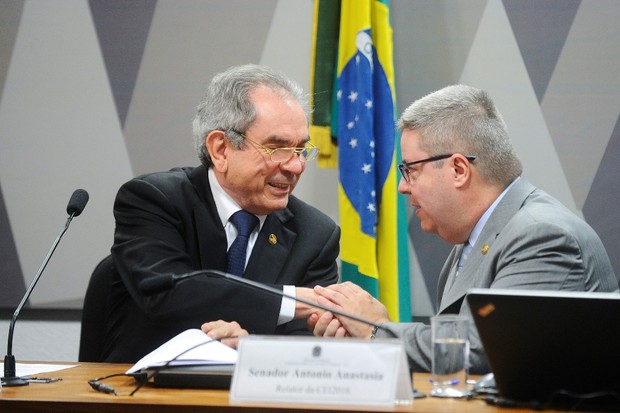 O relator Antônio Anastasia e o presidente da Comissão do Impeachment, Raimundo Lira (Foto:  Marcos Oliveira/Agência Senado)